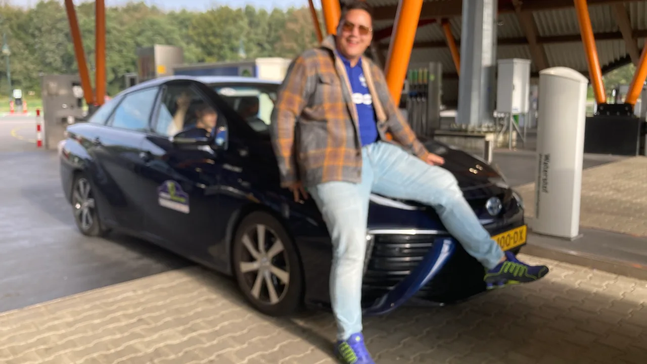 Toyota Mirai waterstof tanken bij Shell Pesse